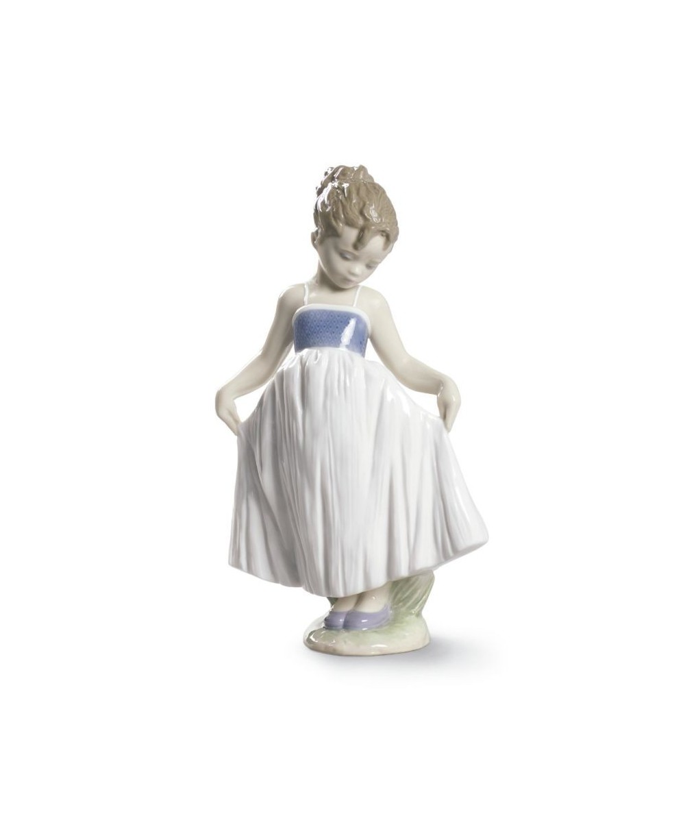 FIguras regalo de Lladró Figura Niña Mira Mi Vestido FIguras regalo de Lladró Figura Niña Mira Mi Vestido